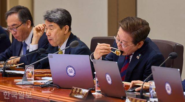 이재명 대통령이 지난달 5일 대통령실에서 열린 취임 첫 국무회의에서 김밥을 먹으며 회의를 하고 있다. 대통령실 제공