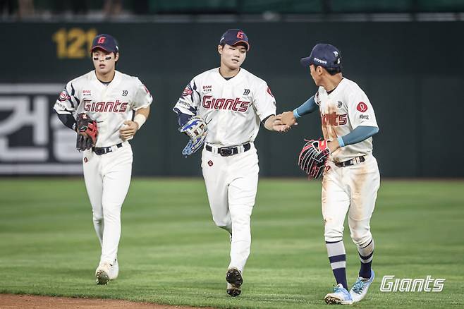 지난 3일 부산 LG전 7회 초, 한승현(가운데)이 박해민의 장타성 타구를 잡은 뒤 장두성(맨 오른쪽)의 격려를 받고 있다. 사진=롯데 자이언츠
