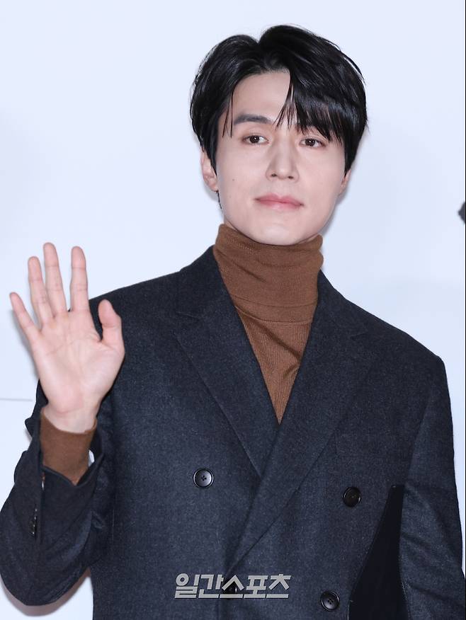 배우 이동욱이 21일 오후 서울 송파구 롯데시네마 월드타워에서 열린 영화 '싱글 인 서울' VIP시사회에 참석해 포즈를 취하고 있다. 서병수 기자 qudtn@edaily.co.kr /2023.11.21/