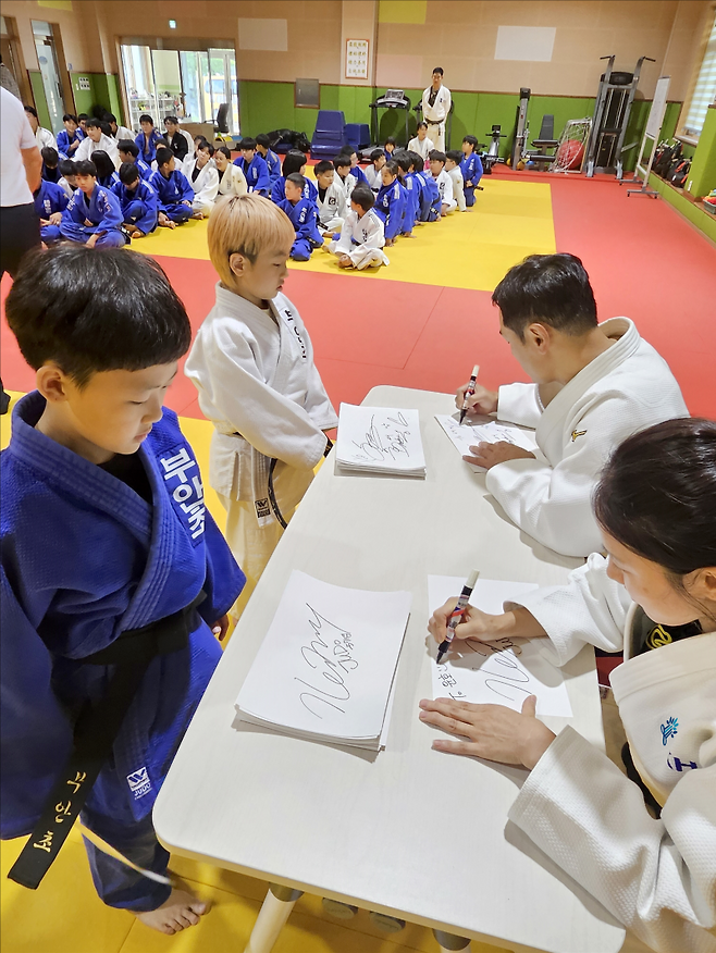 유도 강습회를 마친 후 송대남 감독과 김잔디 트레이너가 사인회를 열었다. KH 제공