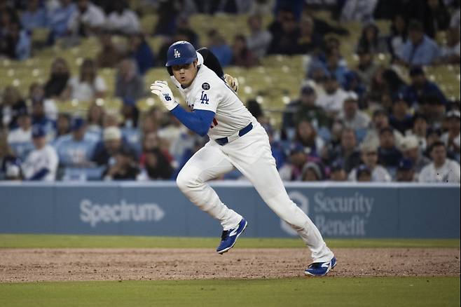 <yonhap photo-4509="">MLB 최초 50-50을 달성한 오타니 쇼헤이. 올 시즌은 투수 겸업으로 인해 도루 시도가 크게 줄었다. (AP Photo/Kyusung Gong)/2025-04-30 12:25:07/ <저작권자 ⓒ 1980-2025 ㈜연합뉴스. 무단 전재 재배포 금지, AI 학습 및 활용 금지></yonhap>