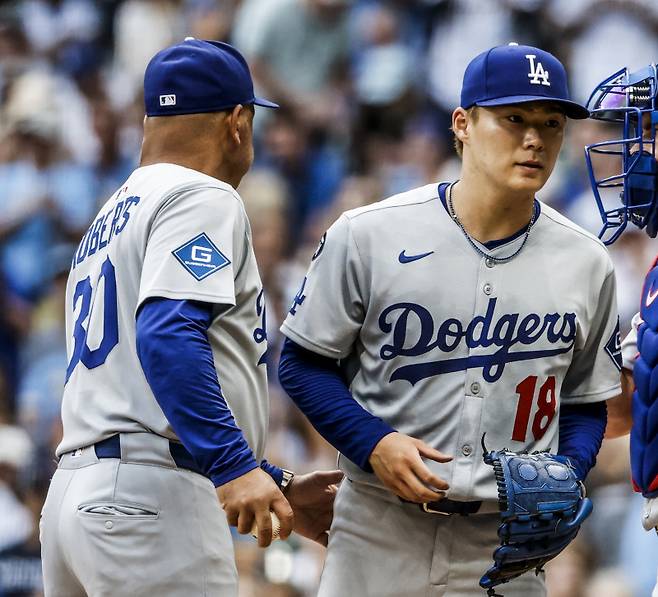 <yonhap photo-2366=""> Los Angeles Dodgers manager Dave Roberts (R) pulls Los Angeles Dodgers starting pitcher Yoshinobu Yamamoto (R) in the first inning of the MLB game between the Los Angeles Dodgers and the Milwaukee Brewers at American Family Field in Milwaukee, Wisconsin, on Monday, July 7, 2025. Photo by Tannen Maury/UPI/2025-07-08 10:17:40/ <저작권자 ⓒ 1980-2025 ㈜연합뉴스. 무단 전재 재배포 금지, AI 학습 및 활용 금지></yonhap>