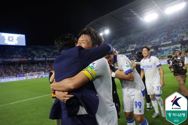 15일 수원월드컵경기장에서 열린 수원과의 K리그2 16라운드서 승리한 뒤 윤정환 감독과 포옹하는 주장 이명주의 모습. 사진=프로축구연맹