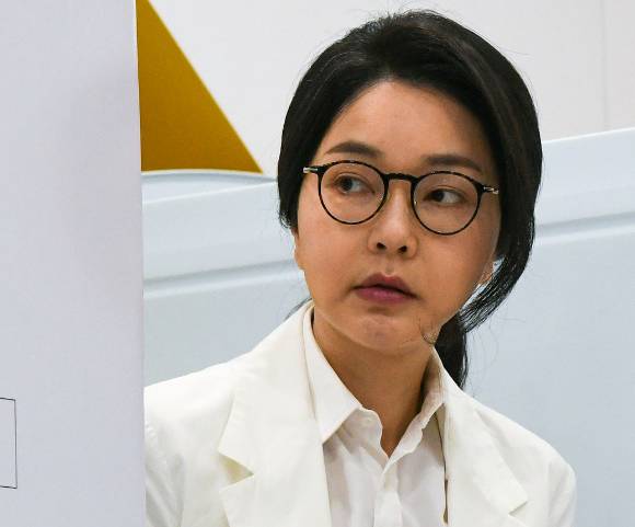 윤석열 전 대통령 배우자 김건희 여사가 제21대 대통령 선거일인 지난달 3일 서울 서초구 원명초등학교에 마련된 서초4동제3투표소에서 투표하기 위해 줄을 서고 있다. 2025.6.3 [사진=공동취재/연합뉴스]