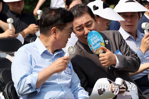 8일 서울 여의도 국회 사랑재에서 열린 K-바캉스 캠페인 "K-관광 올여름은 국내로 !"에 참석한 우원식 국회의장과 더불어민주당 김병기 당대표 직무대행 겸 원내대표가 대화를 하고 있다. [사진=곽영래 기자]