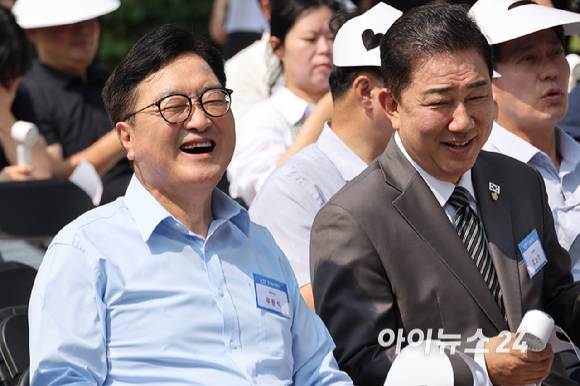 8일 서울 여의도 국회 사랑재에서 열린 K-바캉스 캠페인 "K-관광 올여름은 국내로 !"에 참석한 우원식 국회의장과 더불어민주당 김병기 당대표 직무대행 겸 원내대표가 대화를 하며 환하게 웃고 있다. [사진=곽영래 기자]