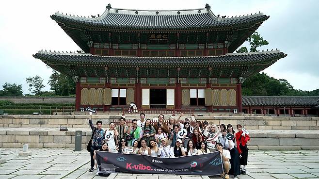 틱톡과 한국관광공사가 공동 주최한 'K-바이브, 틱톡 글로벌 크리에이터 페스타'에 참여한 크리에이터들이 창덕궁을 배경으로 기념 사진을 촬영하고 있다. [사진=틱톡코리아]