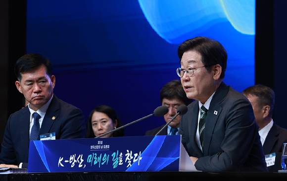 이재명 대통령이 8일 서울 그랜드 하얏트 호텔에서 열린 방위산업의 날 토론회를 주재하고 있다. 2025.7.8 [사진=연합뉴스]