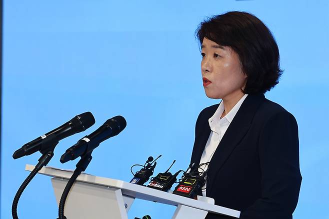 윤석열 전 대통령 부인 김건희 여사와 관련한 각종 의혹 사건을 수사하는 민중기 특별검사팀 오정희 특검보가 8일 서울 종로구 KT광화문빌딩에서 브리핑을 하고 있다. 2025.7.8 [사진=연합뉴스]