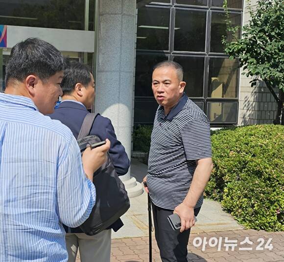 명태균씨가 지난 7일 창원지방법원에 출석하며 취재진에게 입장을 밝히고 있다. [사진=임승제 기자]