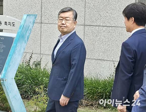 박일호 전 경남 밀양시장이 8일 창원지법에서 열린 뇌물수수 혐의 첫 공판을 마친 뒤 법원을 나서고 있다. [사진=임승제 기자]