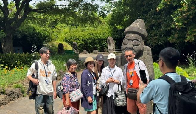 8일 제주민속촌을 찾은 대만 크루즈 단체관광객들이 돌하르방 앞에서 기념사진을 찍고 있다.