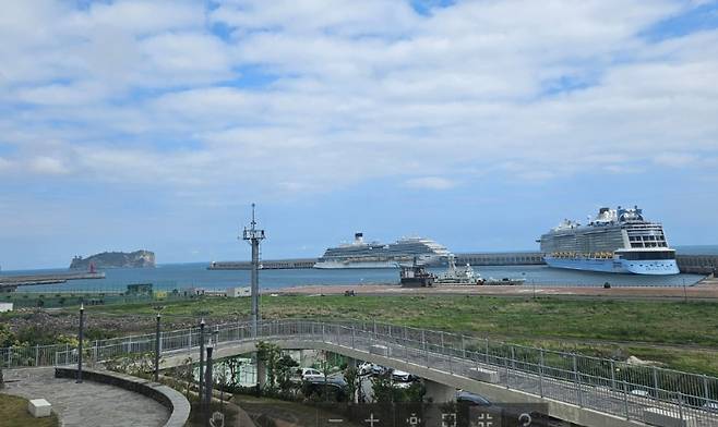 지난 5월 10일 강정항에 동시 정박한 초대형 크루즈 2척. 이 날 하루, 1만 명이 넘는 관광객이 제주를 찾았다. (제주도청 제공)
