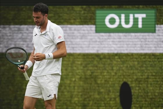 공이 라인을 벗어나면 전광판에 ‘아웃’이 떠야 하는데, 시스템 오류로 표시되지 않아 오심 논란이 일어나기도 했다. [AP=연합뉴스]