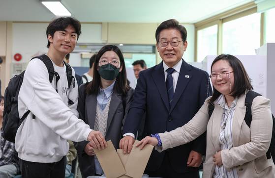 5월 29일 이재명 당시 더불어민주당 후보가 서울 서대문구 신촌동 주민센터 투표소에서 청년들과 함께 제21대 대통령선거 사전투표를 하고 있다. 김성룡 기자