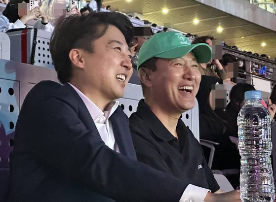 오세훈 서울시장과 이준석 개혁신당 대통령 후보가 지난 4월 30일 서울 마포구 상암 월드컵경기장에서 열린 '서울스프링페스타 WONDER SHOW'에서 개막식을 관람하고 있다. 이준석 캠프 제공