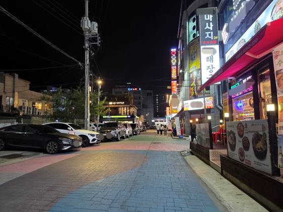 지난 4일 저녁 서울 노원구 수락산역 먹자골목 사진. 마사지샵과 노래방, 고기집 등이 활발하게 영업 중이다. 신혜연 기자