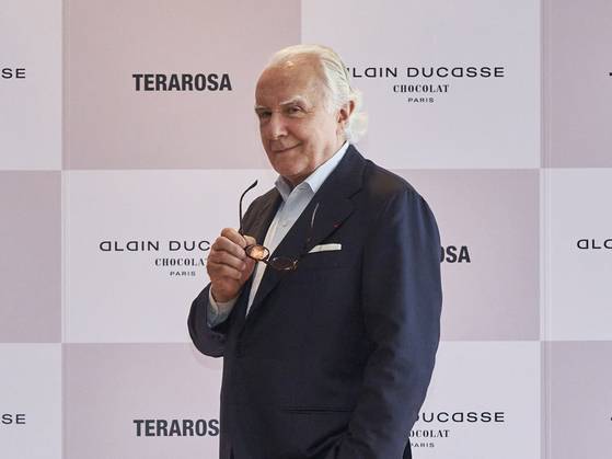 세계적인 셰프, 알랭 뒤카스가 초콜릿 브랜드 '알랭 뒤카스 쇼콜라 파리' 런칭을 알리는 좌담회 참석을 위해 한국을 찾았다. 이번 런칭은 테라로사와의 전략적 파트너십을 통해 이뤄졌다. 사진 테라로사