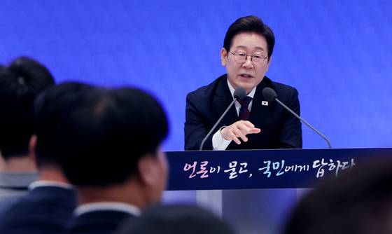 이재명 대통령이 지난 3일 서울 종로구 청와대 영빈관에서 열린 취임 첫 공식 기자회견 '대통령의 30일, 언론이 묻고 국민에게 답하다'에 참석해 기자들의 질문에 답하고 있다. 대통령실사진기자단