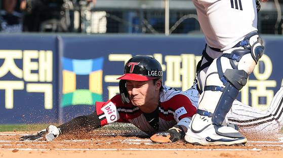 신민재는 타격 뿐만 아니라 몸을 아끼지 않는 허슬 플레이로 팀 분위기를 끌어올리는데 앞장서고 있다. 뉴스1