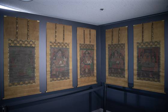 8일 서울 종로구 국립고궁박물관에서 열린 '불교미술의 진수' 고려 사경과 조선 불화의 귀환' 일본 환수 문화재 언론 공개 행사에서 시왕도가 공개되고 있다. 연합뉴스