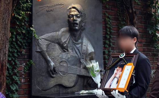 지난해 7월 세상을 떠난 고인의 장례식은 학전이 있던 장소 앞에서 노제(路祭)로 마무리됐다 . 뉴스1