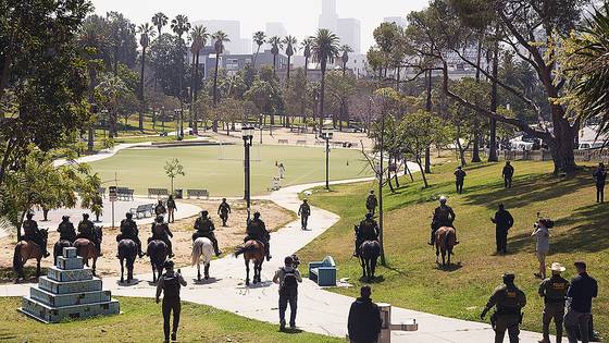 7일(현지시간) 미국 로스앤젤레스 맥아더 공원에서 말을 탄 연방 요원들이 순찰을 하고 있다. AP=연합뉴스