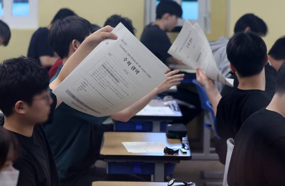 재수생들이 2026학년도 대학수학능력시험 6월 평가원 모의고사 시행일인 지난달 4일 서울 양천구 종로학원 고사실에서 시험지를 배부받고 있다. 연합뉴스