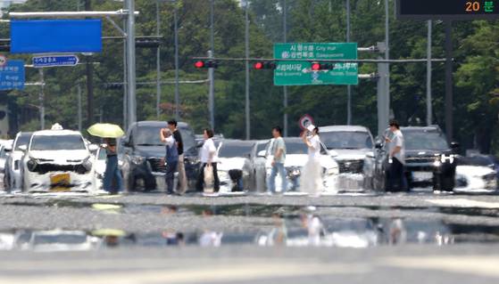 8일 폭염 경보가 발효 중인 서울 여의도 여의대로에 아지랑이가 피어오르고 있다. 연합뉴스