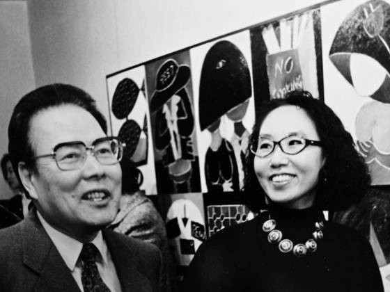 1996년 황주리 개인전에서 만난 고 이어령 선생(왼쪽)과 황주리 작가. [사진 황주리]