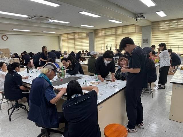 ▲ 소양강댐노인복지관(관장 허미숙)은  최근 복지관 어르신들과 춘천한샘고등학교 바이오코스매틱과 학생들이 짝을 이루어 함께 냄비 받침대와 자개 빗을 만들며 따뜻한 정을 나누는 세대공감 프로그램을 진행했다.