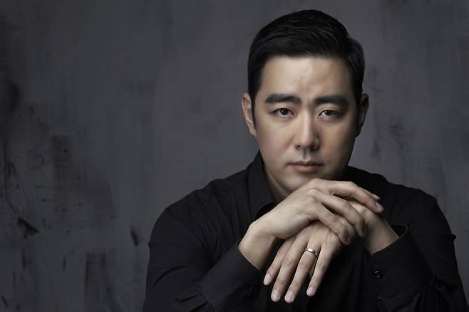 지휘자 최수열. / 사진출처. 한경아르떼필하모닉.