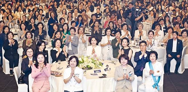 중소벤처기업부와 한국여성경제인협회는 ‘여성기업, 내일을 여는 희망의 열쇠’라는 주제로 ‘제4회 여성기업주간’ 개막식을 지난 1일 서울 중구 신라호텔 다이너스티홀에서 열었다. 이날 개막식에는 영부인 김혜경 여사가 참석해 여성기업인들을 격려했다. 여성기업인과 유관기관, 중소기업 협·단체장, 저출생·고령화 문제 해결을 위해 앞장서고 있는 기업 관계자 등 500여 명이 참석했다. 헤드테이블 앞줄 가운데부터 시계 방향으로 김덕재 한국IT여성기업인협회장, 권오남 한국여성과학기술단체총연합회장, 이해연 한국여성발명협회장, 이부진 호텔신라 대표이사 사장, 박창숙 한국여성경제인협회장, 김혜경 여사, 정소진 비욘드디엑스 대표, 김성섭 중소벤처기업부 차관, 진덕수 대홍코스텍 대표, 성미숙 한국여성벤처협회장. /여경협 제공