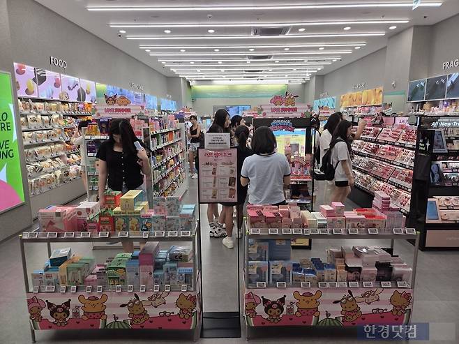 지난 4일 경기도 수원시에 위치한 올리브영 매장에서 고객들이 쇼핑하고 있다./사진=박수림 기자