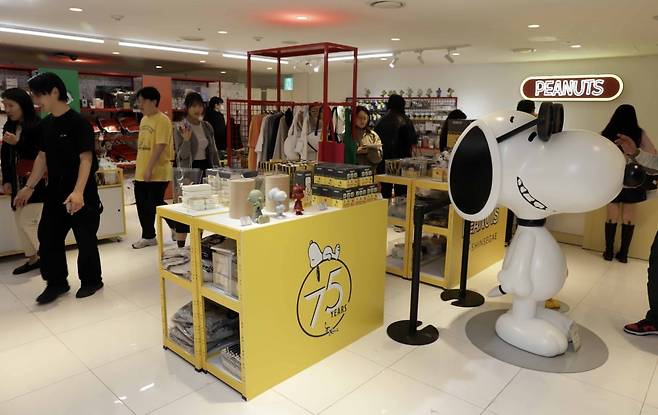 지난 4월 신세계백화점 강남점에서 진행된  ‘피너츠’ 75주년 기념 팝업 현장./사진=신세계백화점 제공