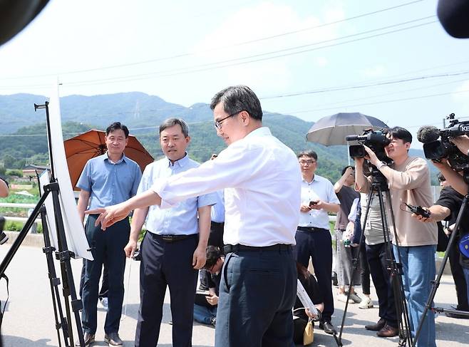 8일 김동연 경기도지사가 경기 양평군 양서면의 서울~양평고속도로 현장을 방문해 현장을 점검하고 있다,경기도 제공