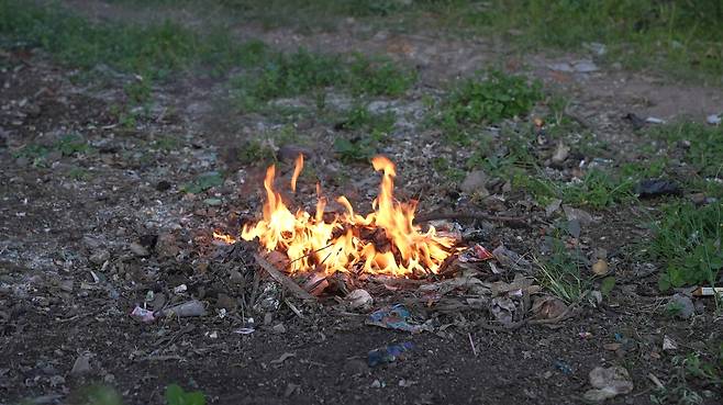 감핑안 마을 한 집 앞에서 플라스틱, 종이 등이 뒤섞인 쓰레기가 불타고 있다. 유혜민 감독 제공