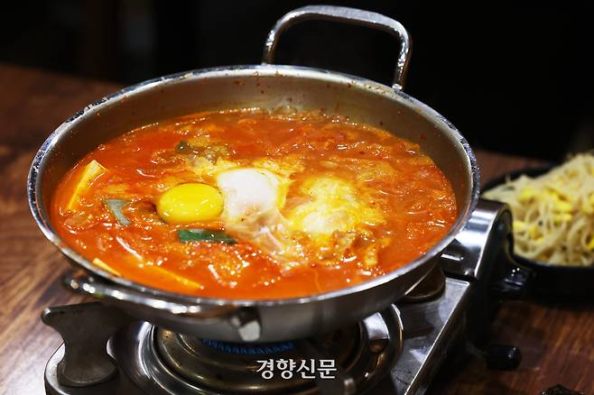 한 손님의 김치찌개가 부글부글 끓고 있다. 1인분에 3000원이다. 500~1000원을 더 내면 달걀·햄·어묵 등의 사리 추가가 가능하다.