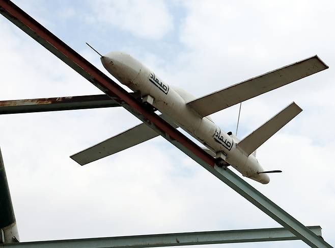 예멘 후티 반군이 제작한 모형 미사일과 드론 등이 7일(현지시간) 예멘 사나의 한 광장에 전시돼 있다. EPA연합뉴스