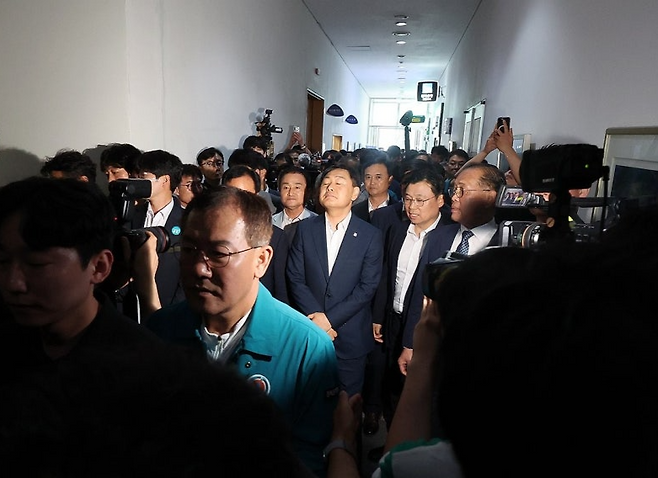 김관영 전북지사가 6월 25일 ‘완주군민과의 대화’를 위해 완주군청을 찾았지만, ‘완주·전주 통합’을 반대하는 완주군 주민들이 김 지사를 향해 항의하고 있다. 연합뉴스