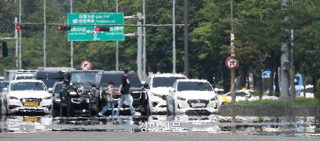 8일 폭염 경보가 발효 중인 서울 여의도 여의대로에 아지랑이가 피어오르고 있다. 권도현 기자