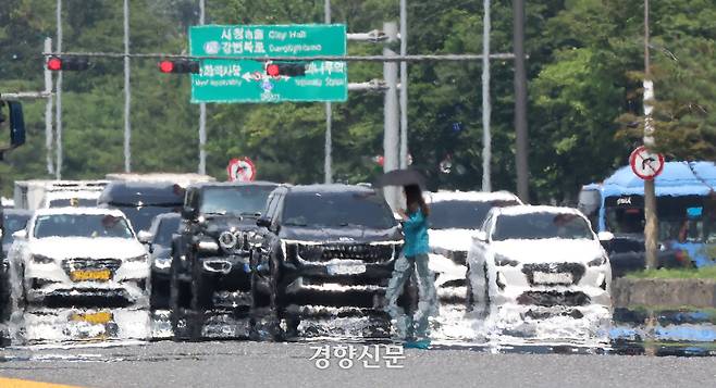 8일 폭염 경보가 발효 중인 서울 여의도 여의대로에 아지랑이가 피어오르고 있다. 2025.7.8 권도현 기자