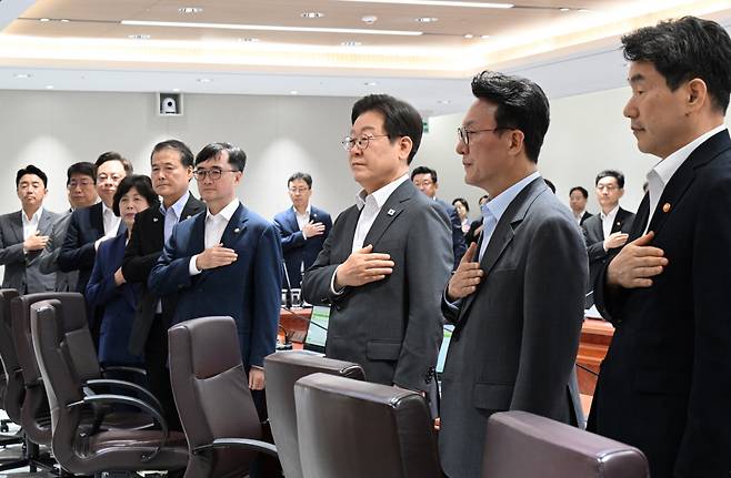 ‘노타이 차림’ 국무회의 이재명 대통령이 8일 용산 대통령실에서 열린 국무회의에서 국민의례를 하고 있다. 대통령실사진기자단