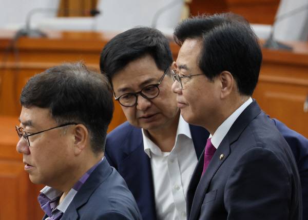 국민의힘 송언석 비상대책위원장 겸 원내대표가 7일 국회에서 상임위 간사단 등이 참석한 가운데 열린 비공개 회의를 마친 뒤 이동하고 있다. 연합뉴스