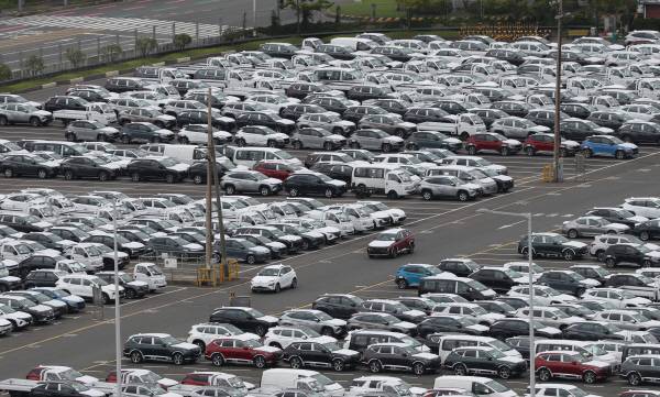 자료사진)현대자동차 울산공장 수출선적부두 옆 야적장에 대기 중인 완성차. 국제신문DB