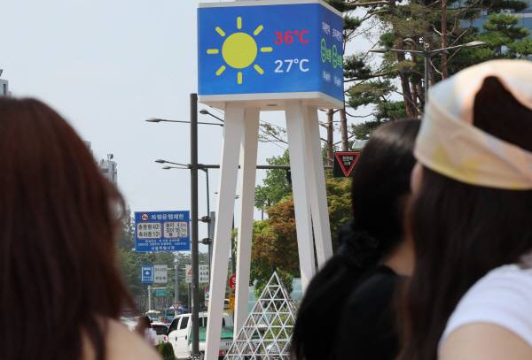 8일 폭염 경보가 발효 중인 서울 송파구 잠실역 부근에 전자 온도계가 36도를 나타내고 있다. 연합뉴스