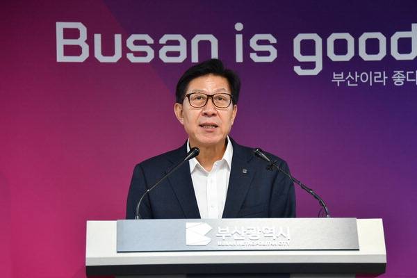 박형준 부산시장이 8일 시청에서 노후계획도시 정비 밑그림을 설명하고 있다. 부산시 제공