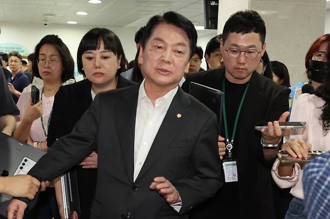 Rep. Ahn Cheol-soo answers questions from reporters after announcing his resignation as head of the People Power Party’s reform committee and his intention to run for party leadership during a press conference at the National Assembly in Yeouido, western Seoul, on July 7. [YONHAP]
