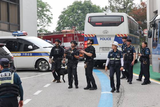 Police and military personnel search buildings on Sungshin Women's University's campuses in Seongbuk District, northern Seoul, for explosives after a report was filed on July 7. [YONHAP]