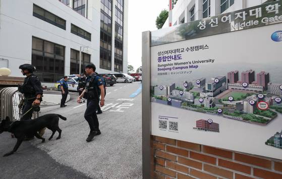 Police and military personnel search buildings on Sungshin Women's University's campuses in Seongbuk District, northern Seoul, for explosives after a report was filed on July 7. [YONHAP]